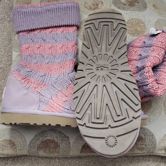 UGGS - Picture 3 of 3